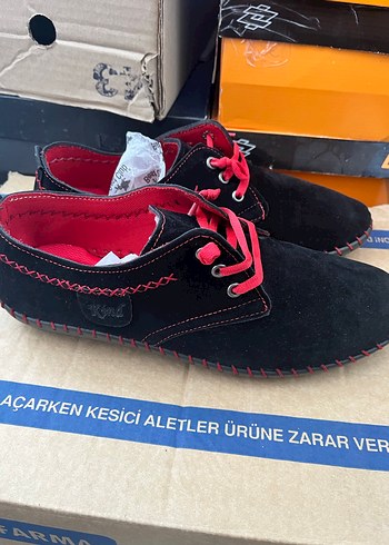Kırmızı Bağcıklı Siyah Erkek Ayakkabı - Görsel 3