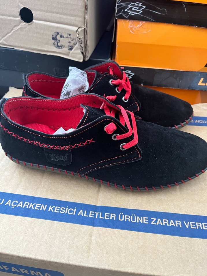 Kırmızı Bağcıklı Siyah Erkek Ayakkabı - Görsel 3