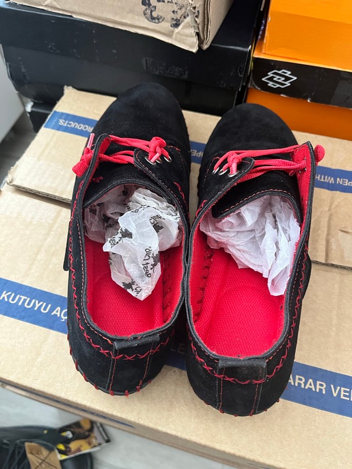Kırmızı Bağcıklı Siyah Erkek Ayakkabı - Görsel 4