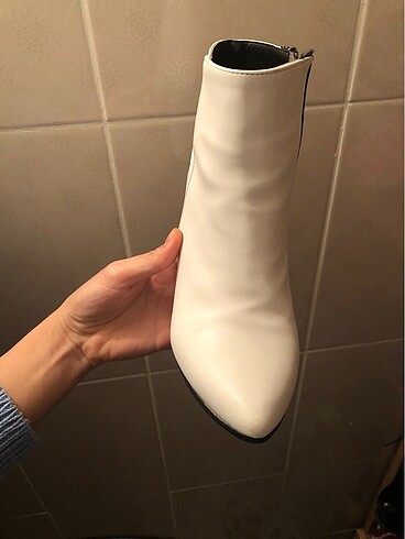 Designer Beyaz topuklu kısa bot