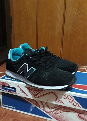 New Balance 373