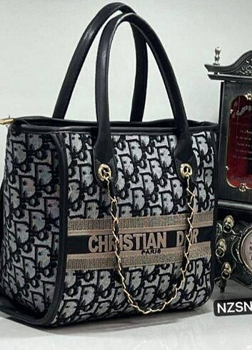 CHRISTIAN DIOR????