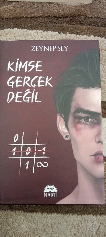 Kimse gerçek değil 