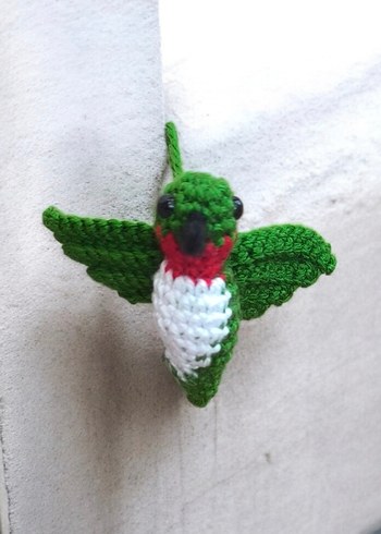 kırmızı amigurumi örgü sinek kuşu anahtarlık veya charm - Görsel 2