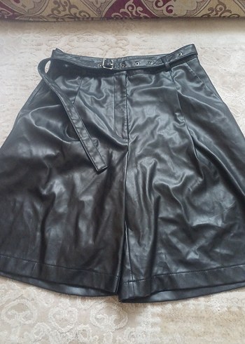 Siyah Kemerli Deri Mini Şort - Görsel 2
