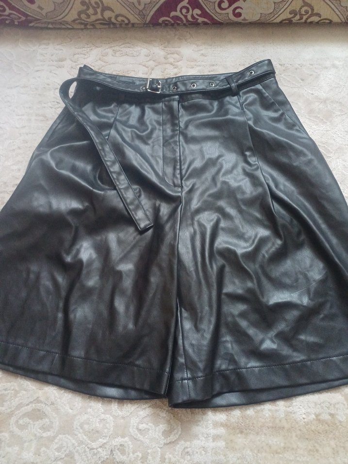 Siyah Kemerli Deri Mini Şort - Görsel 2