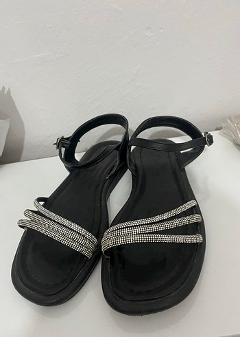 Siyah Rugan Tokalı Kadın Sandalet