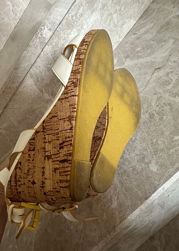 40 Beden İnci Beyaz Tokalı Dolgu Topuklu Kadın Ayakkabı