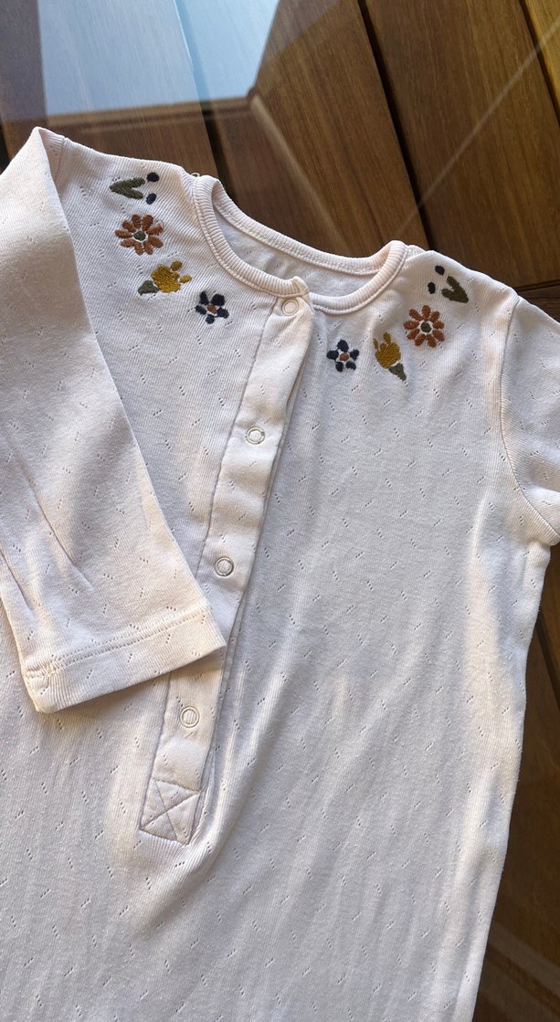 Düğmeli Nakışlı Beyaz Bebek Tulum - Görsel 2