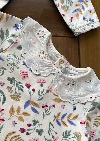 Renkli Desenli Beyaz Bebek Tulumları Dantel Detaylı - Görsel 5