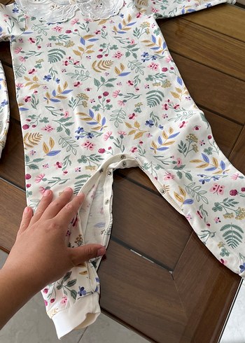 Renkli Desenli Beyaz Bebek Tulumları Dantel Detaylı - Görsel 6