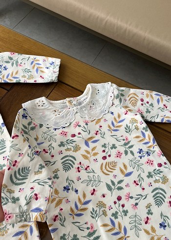 Renkli Desenli Beyaz Bebek Tulumları Dantel Detaylı - Görsel 3