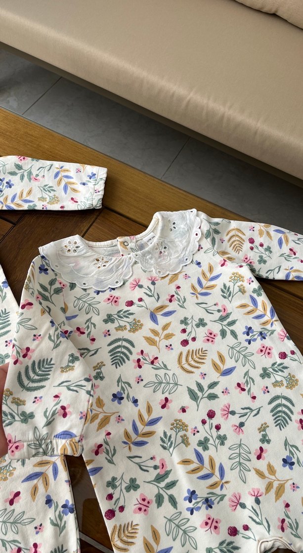 Renkli Desenli Beyaz Bebek Tulumları Dantel Detaylı - Görsel 3