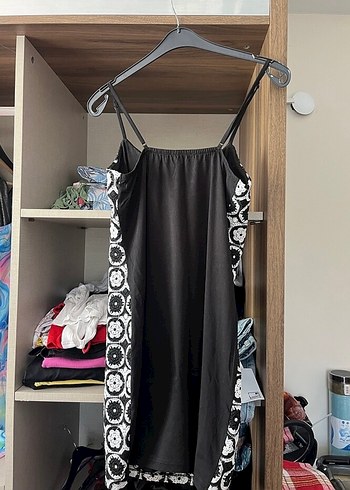 m Beden Siyah Beyaz Dantel Detaylı Midi Elbise çok iyi kusuru yoktur.