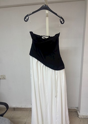 Korse abiye piliseli Siyah-Beyaz Drapeli Straplez Uzun Elbise - Görsel 4