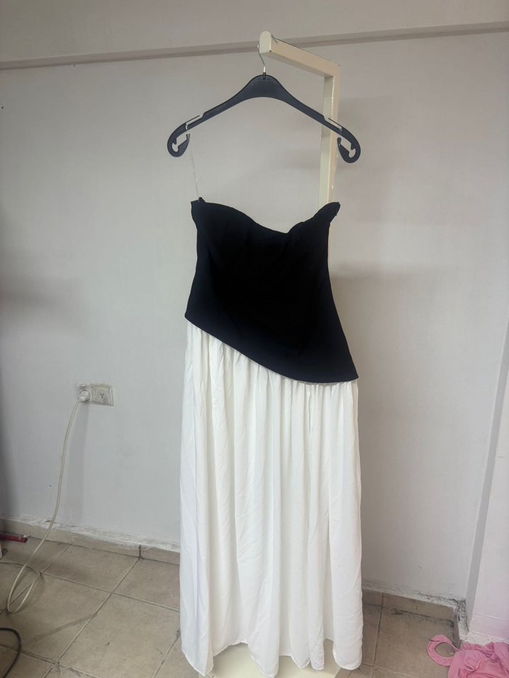 Korse abiye piliseli Siyah-Beyaz Drapeli Straplez Uzun Elbise - Görsel 2