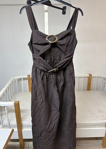 Kahverengi Askılı Uzun midi göğüs dekolteli tokalı elbise - Görsel 4