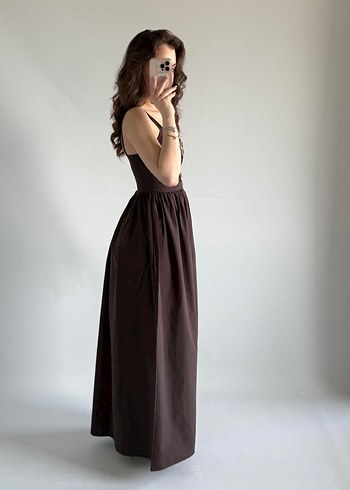 Kahverengi Askılı Uzun midi göğüs dekolteli tokalı elbise - Görsel 3