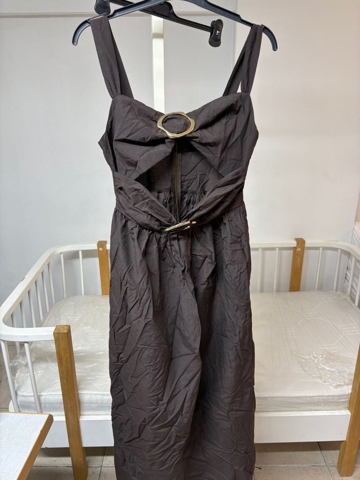 Kahverengi Askılı Uzun midi göğüs dekolteli tokalı elbise - Görsel 5