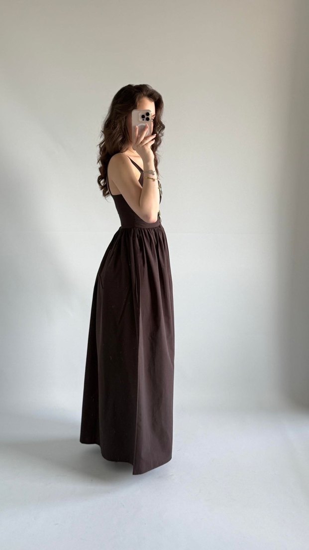 Kahverengi Askılı Uzun midi göğüs dekolteli tokalı elbise - Görsel 3