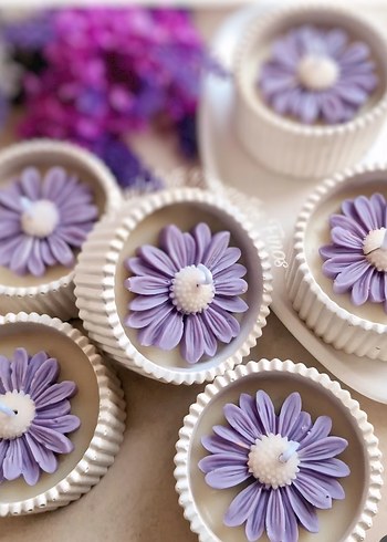Pastel Mor Çiçekli Mumlar Adet fiyatıdır.
