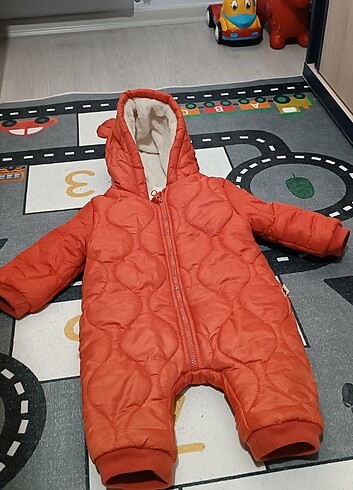 Çok az kullanılmış 9 aylık bebek tulumu