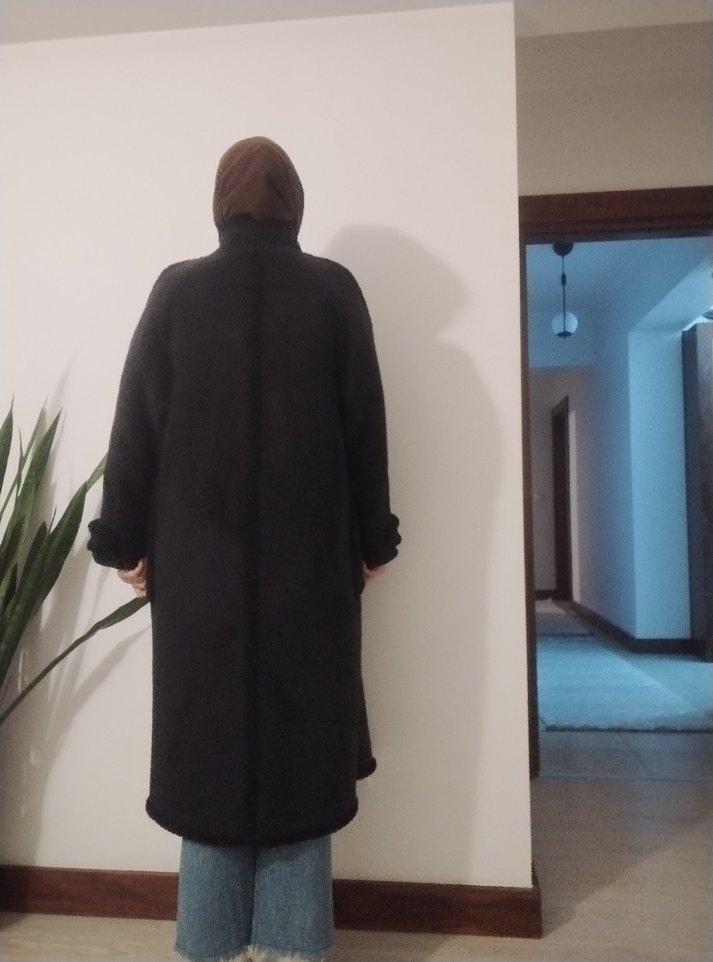 Pull&Bear Suni kürklü siyah uzun kaban — görsel 3/8