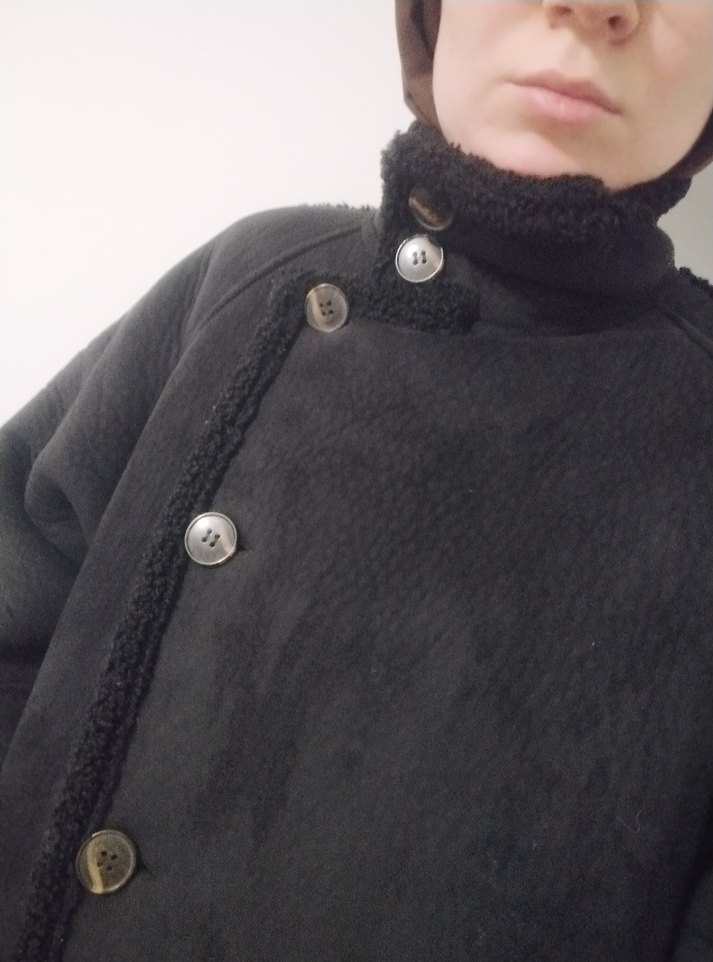 Pull&Bear Suni kürklü siyah uzun kaban — görsel 5/8