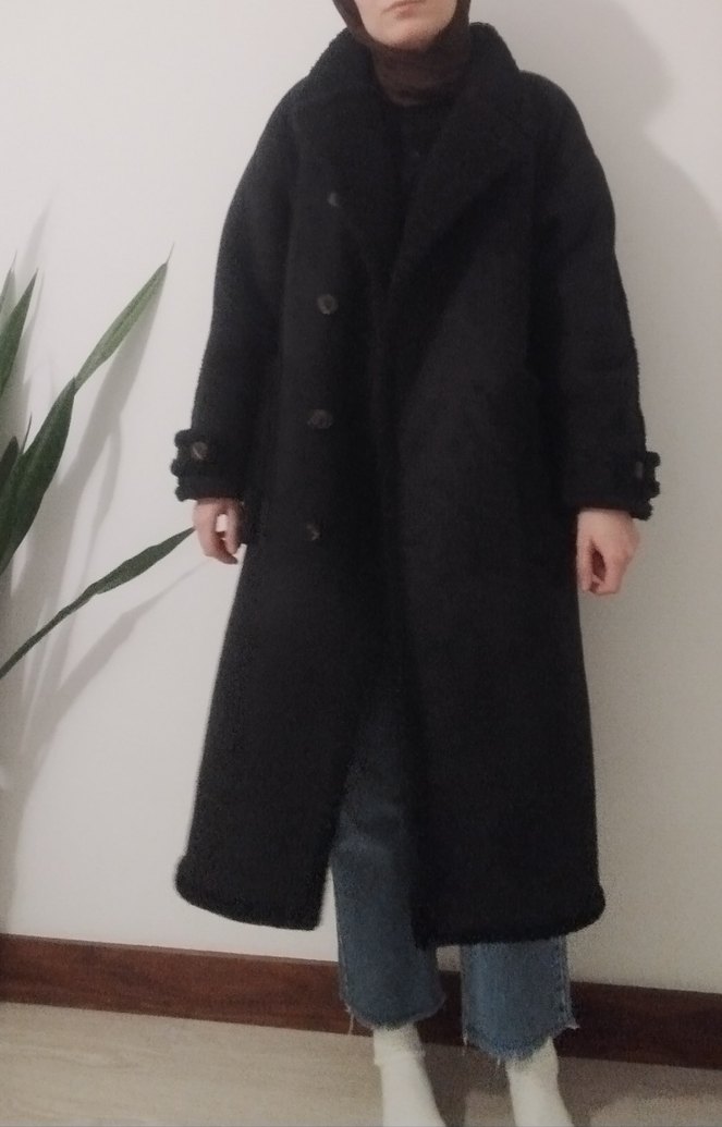 Pull&Bear Suni kürklü siyah uzun kaban — görsel 2/8