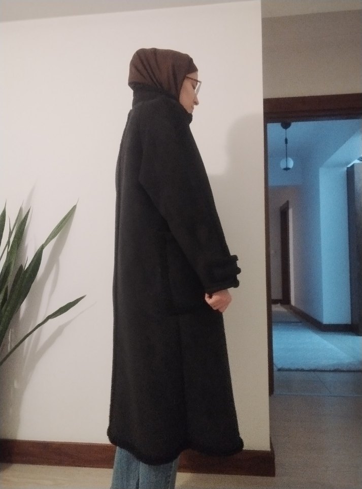 Pull&Bear Suni kürklü siyah uzun kaban — görsel 4/8