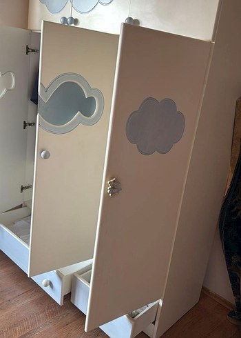 Beyaz ve Gri Bulut Figürlü Çocuk Dolabı