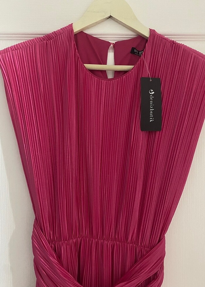 Fuşya omuz vatkalı, esnek kumaş uzun elbise - Görsel 3