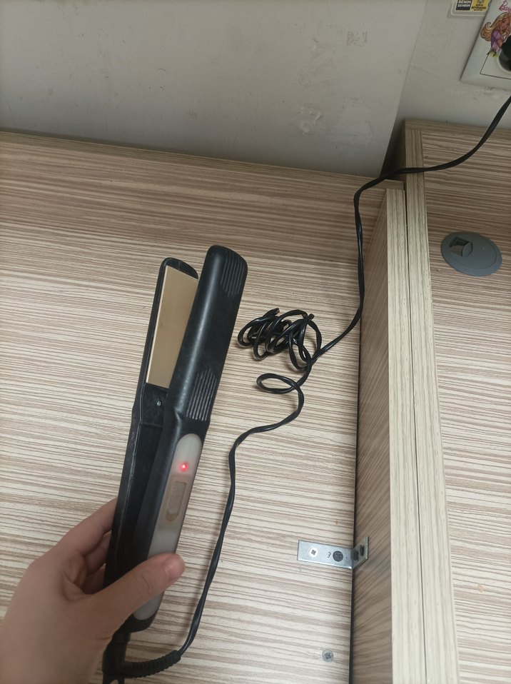 Parlak Siyah Saç Düzleştirici - Görsel 2