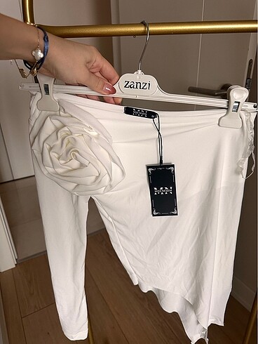 m Beden beyaz Renk Tek omuz çiçekli broşlu bodysuit