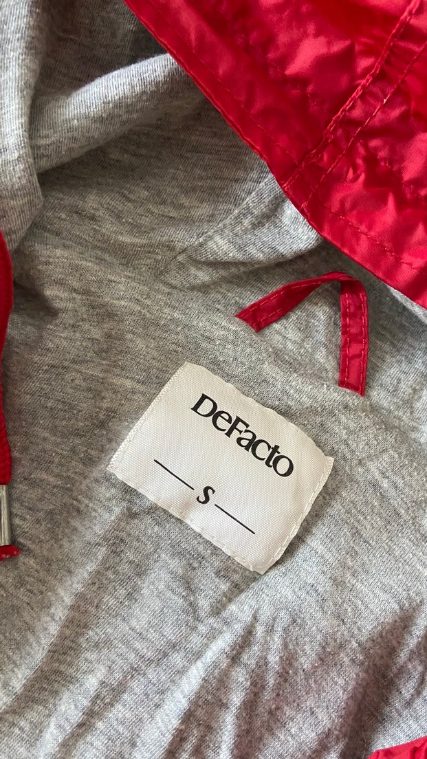 Kırmızı Yağmurluk Ceket - Görsel 4