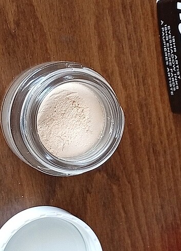 Avon Mark 18 saat kalıcı aydınlatıcı