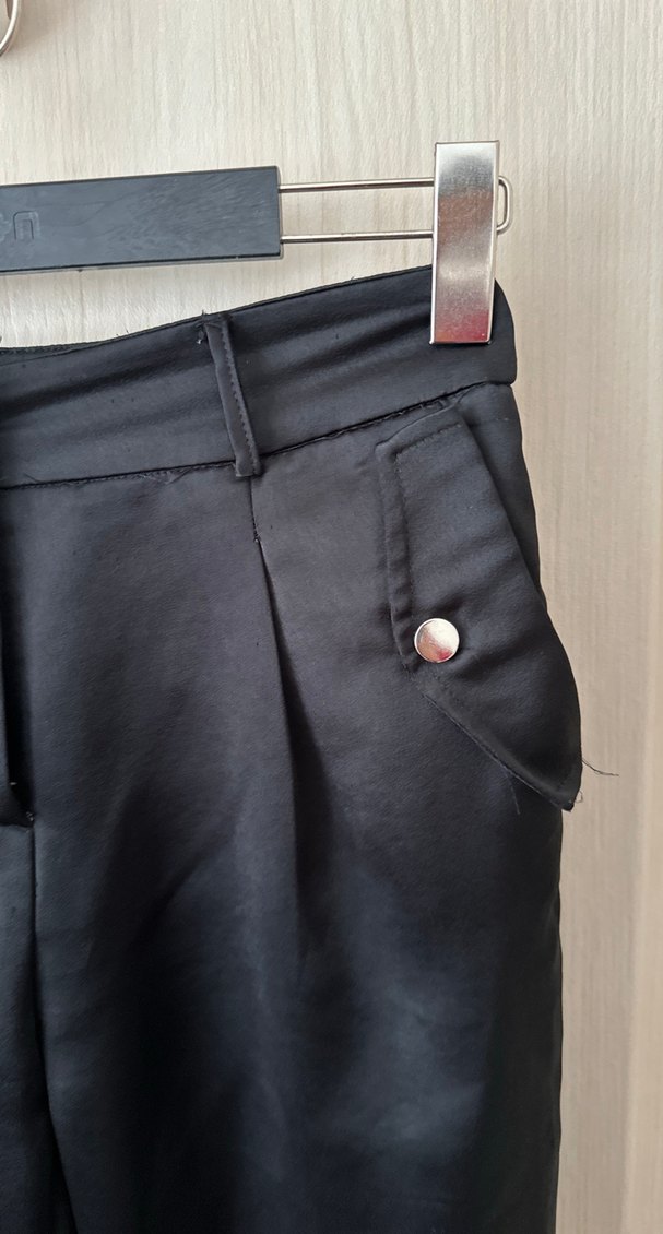 Düğmeli Siyah Midi Kadın Kumaş Pantolon - Görsel 4