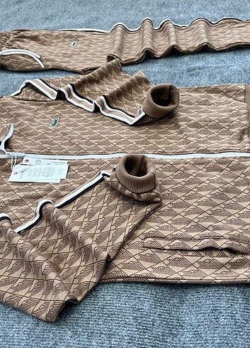 s Beden altın Renk LACOSTE ERKEK MONOGRAM EŞOFMAN TAKIMI