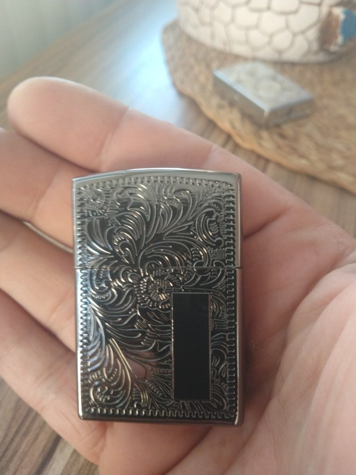 Gri Parlak Oyma Desenli Çakmak - Görsel 5