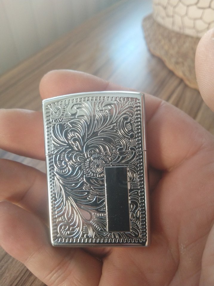 Gri Parlak Oyma Desenli Çakmak - Görsel 2