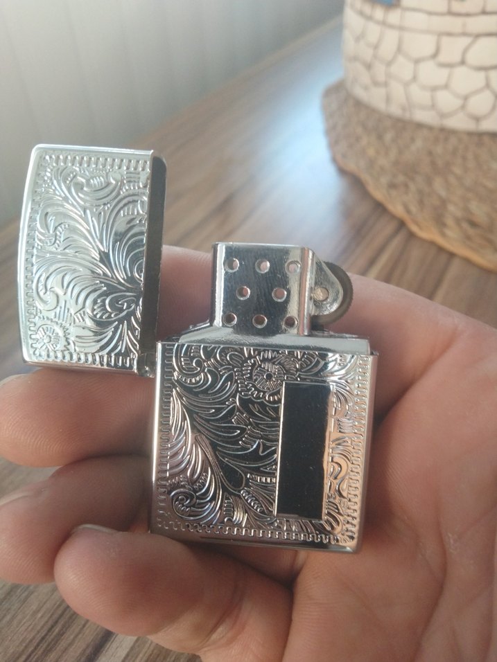 Gri Parlak Oyma Desenli Çakmak - Görsel 4