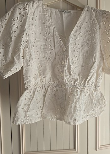 Dantel Detaylı Beyaz V Yaka Kısa Bluz - Görsel 2