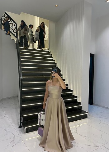 Şeffaf Bantlı Bej Uzun Elbise - Görsel 3