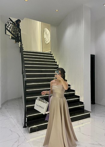 Şeffaf Bantlı Bej Uzun Elbise - Görsel 2