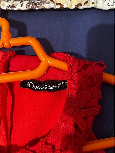 Kırmızı tulum - Görsel 5