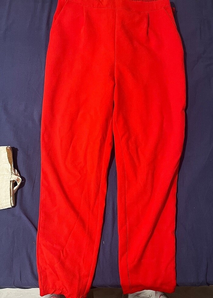 Kırmızı tulum - Görsel 2