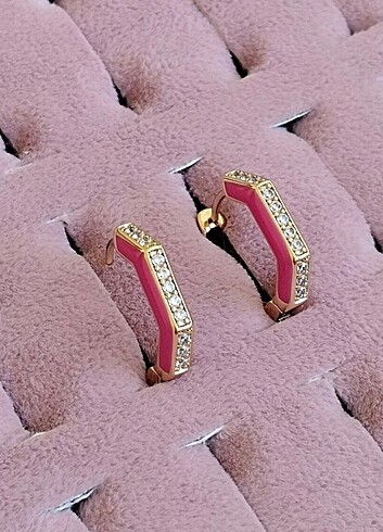  Beden ÇELİK XUPİNG PEMBE TAŞLI KÖŞELİ MODEL KÜPE 