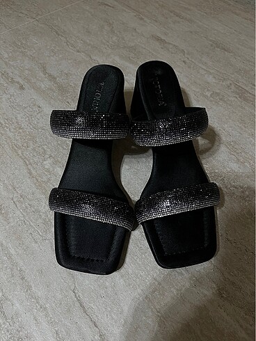 Gri-siyah topuklu terlik 5cm