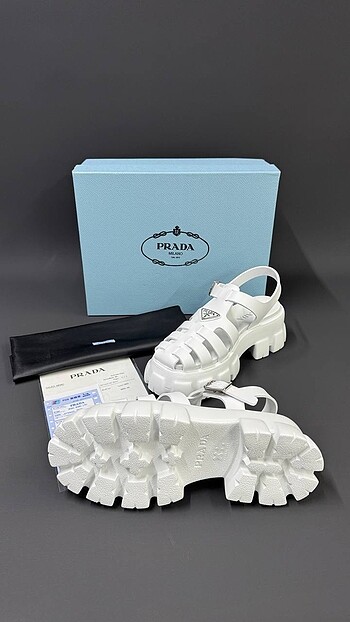 Prada beyaz sandalet