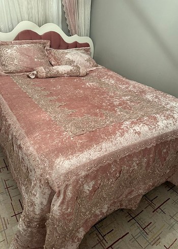 Pembe İşlemeli Kadife Yatak Örtüsü